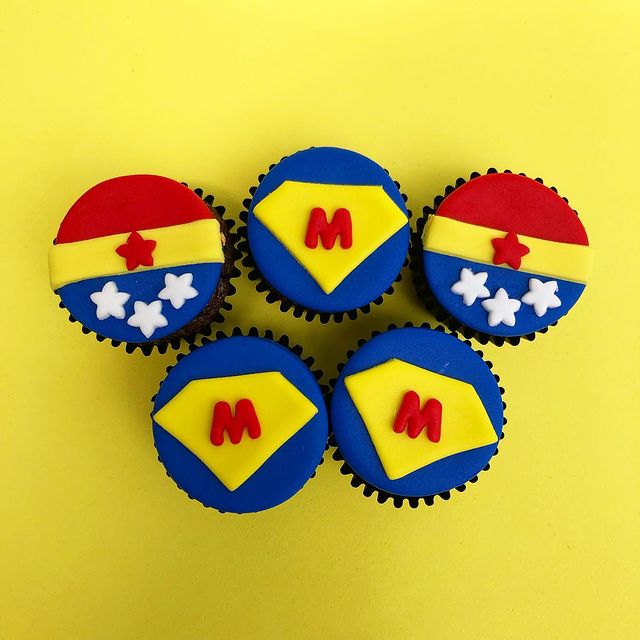 Mini Cupcake Decorado – Mulher Maravilha