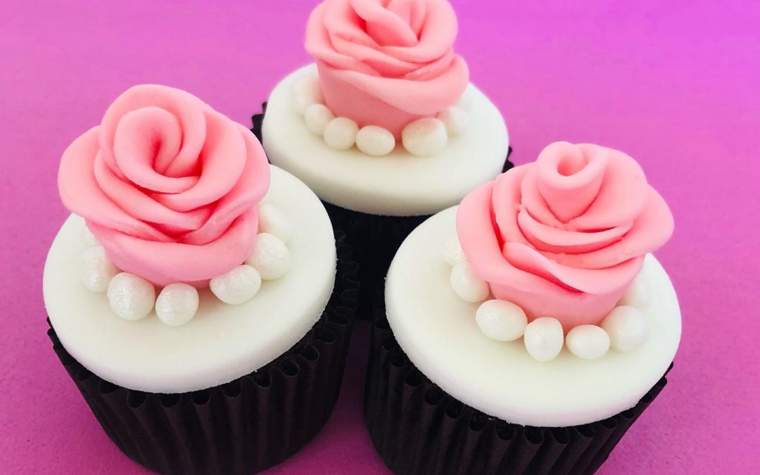 Mini Cupcake Decorado – Rosas 15 Anos