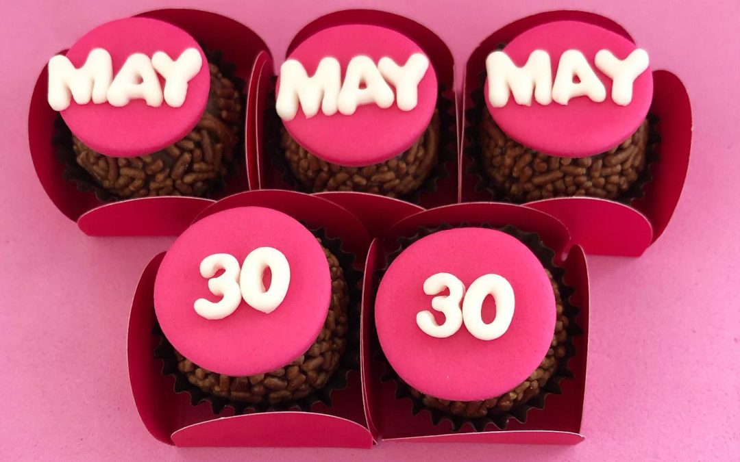 Brigadeiro Personalizado – Aniversário 30 Anos May