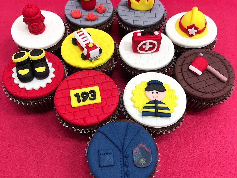 Cupcake Decorado – Tema Formatura Bombeiros